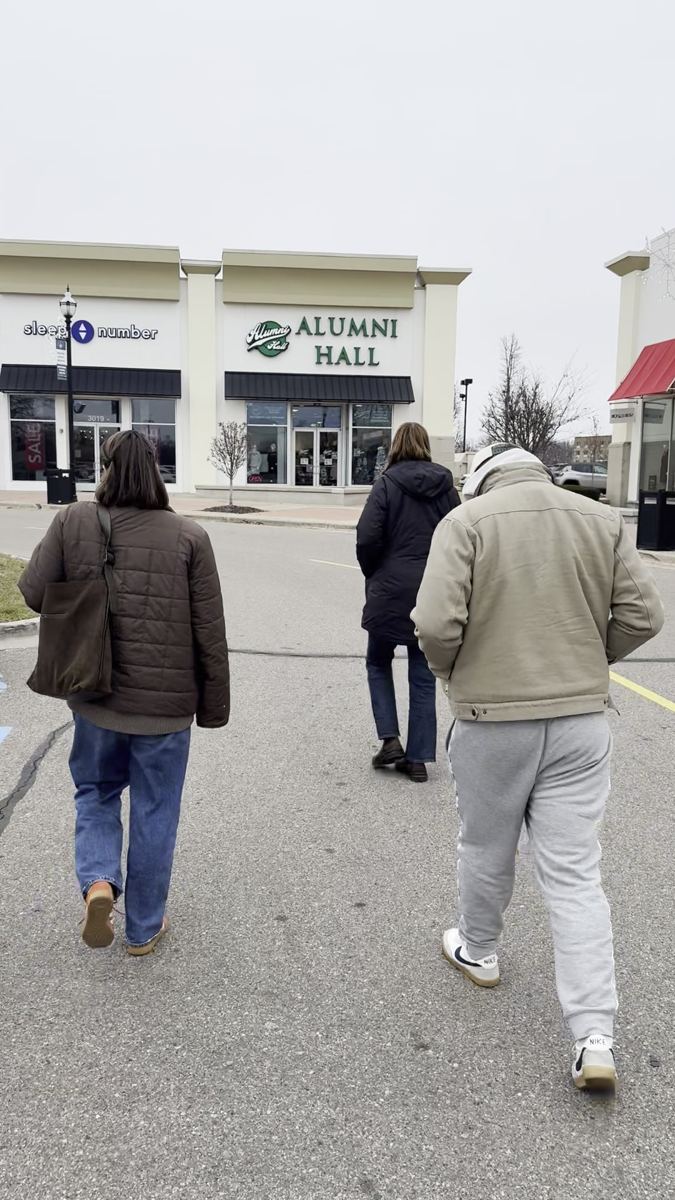 Students walking up to Alumni Hall